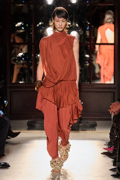 Look 10